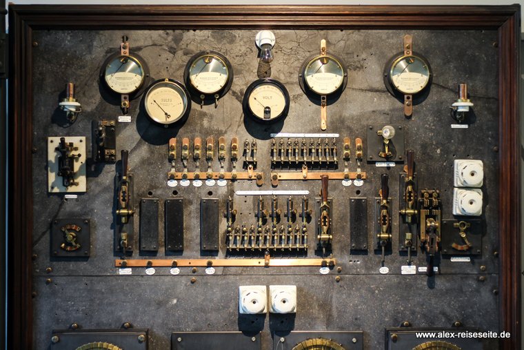 Schalttafel der Dampfmaschine