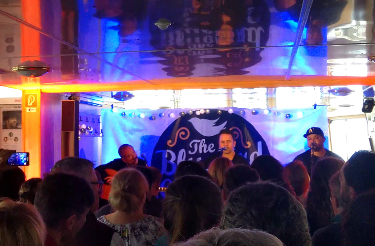 Charles Esten mit Tony Arata und Tebey im Bluebird Café