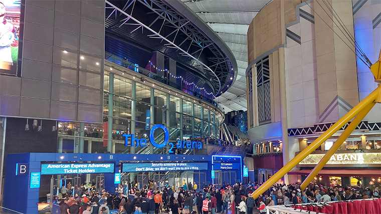 Foyer der O2 Arena - Shops und Restaurants