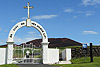 Friedhof und Krater Eldfell Heimaey, man beachte das Ausbruchsfoto 1973 und die Aschesäule rechts im Bild