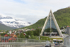 Eismeerkathedrale Tromsø mit den Bergen im Hintergrund