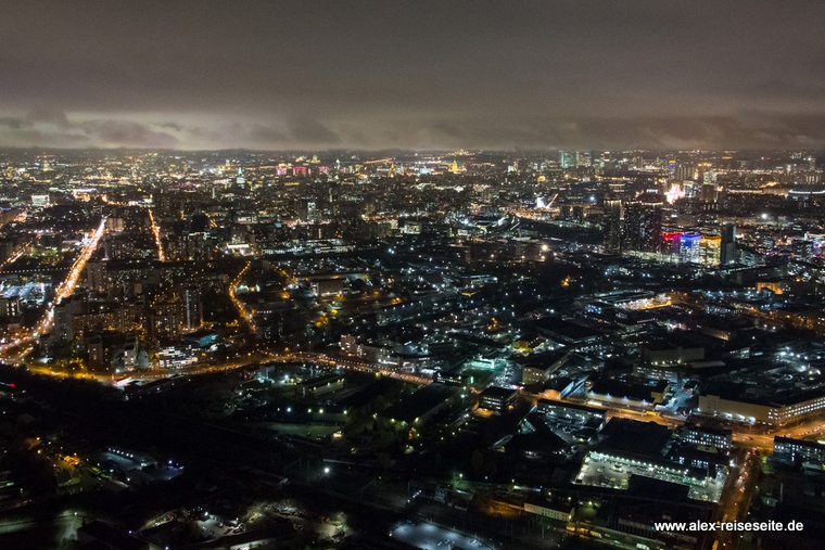 Aussicht auf die beleuchtete Stadt vom Fernsehturm Ostankino aus 337 m Höhe